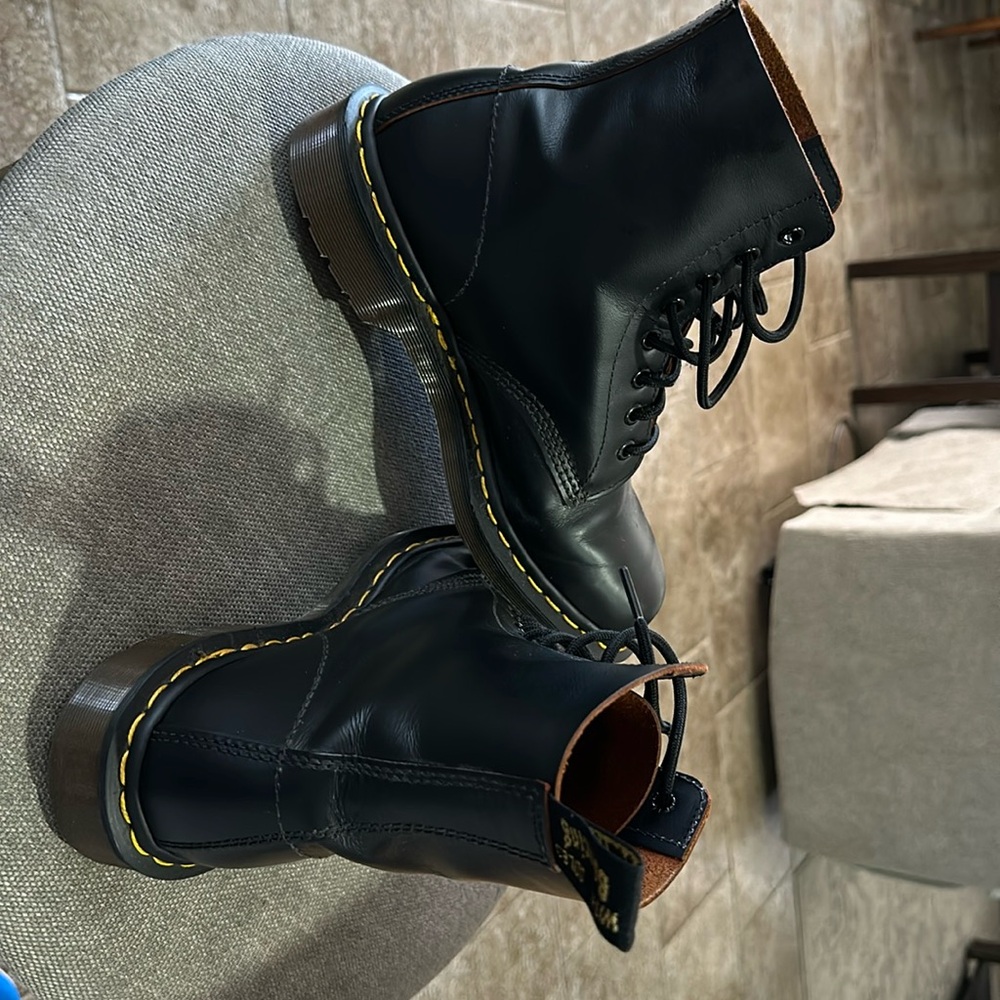 Pre owned 1460 SMOOTH LEATHER LACE UP BOOTS. Made in England